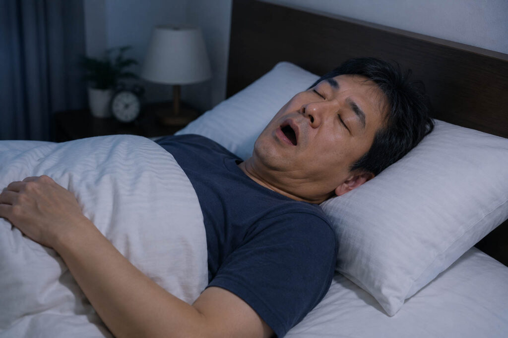 いびきをかいて寝ている男性
